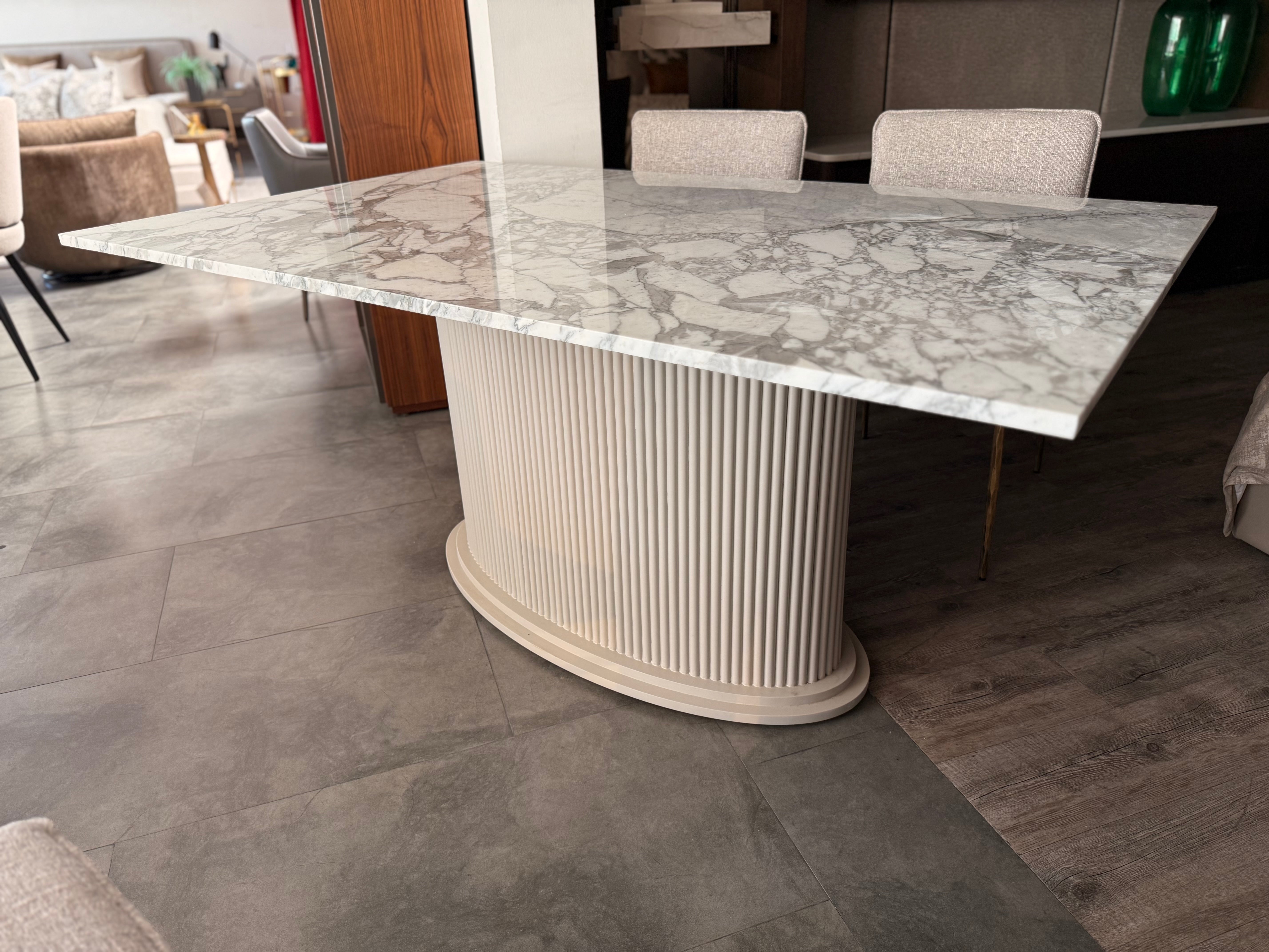 Mesa de comedor con base oval