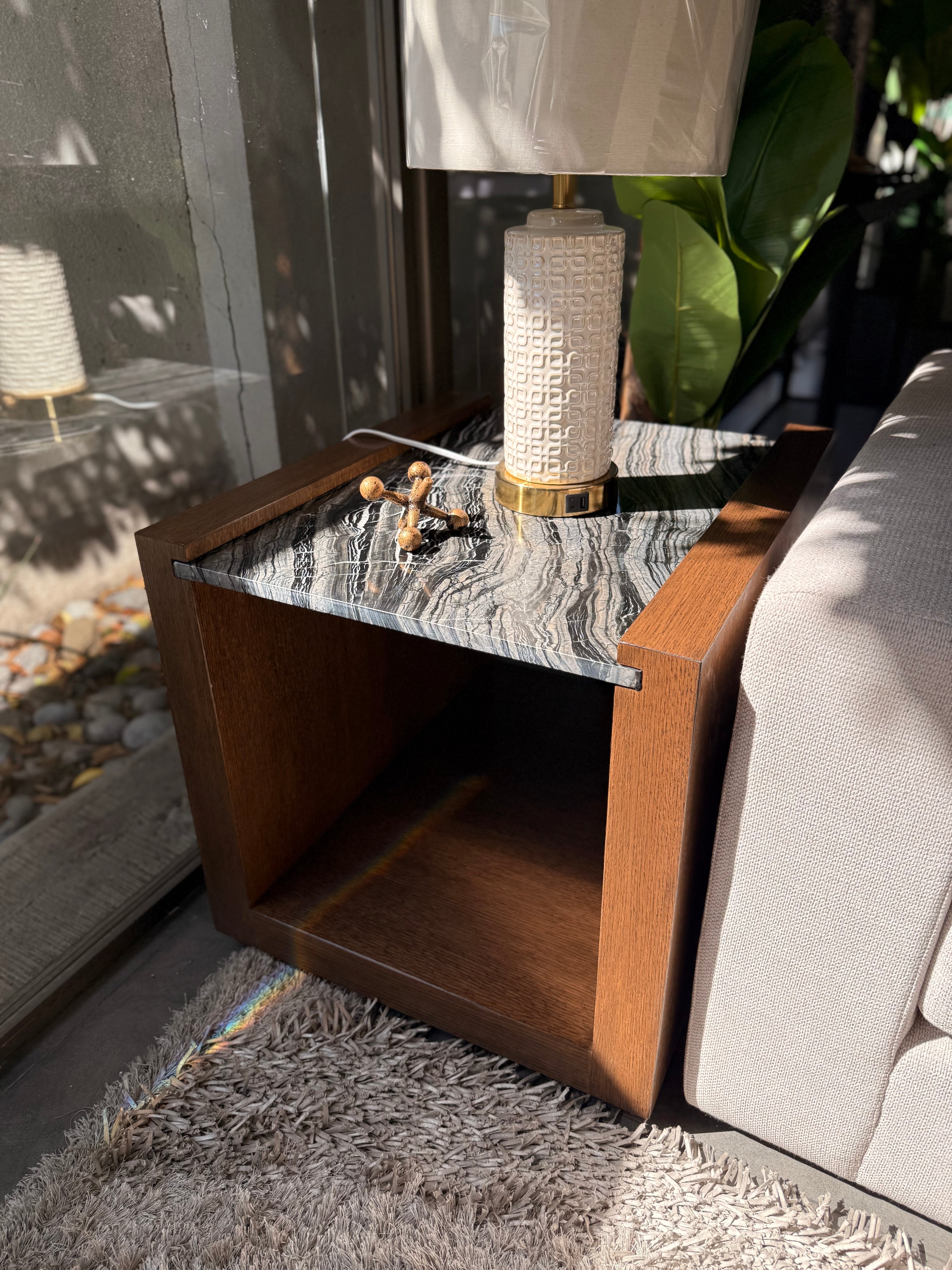 Mesa lateral grapa con mármol