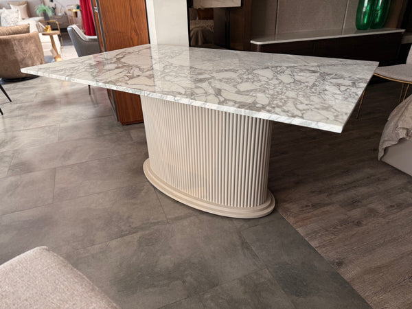 Mesa de comedor con base oval