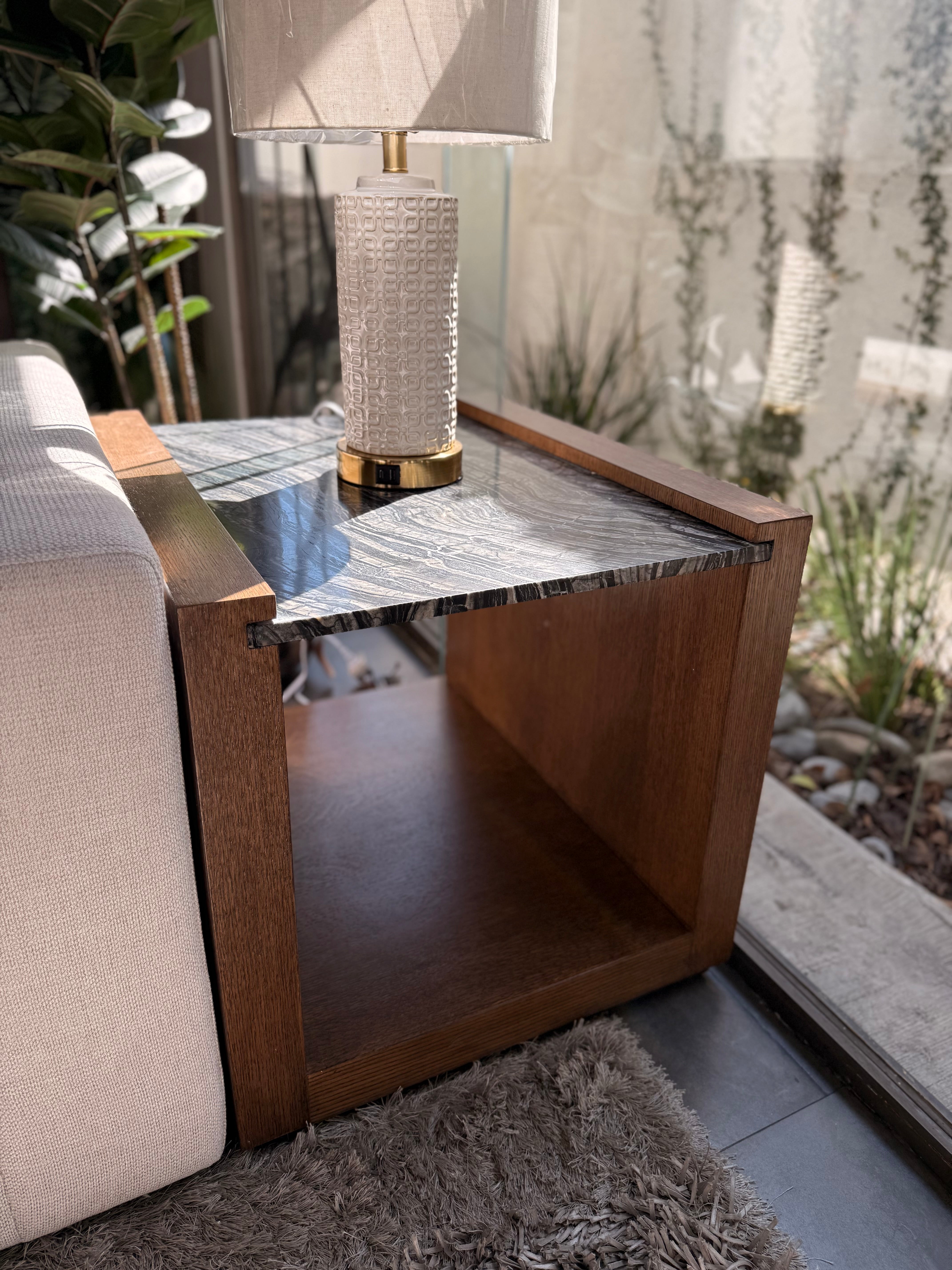 Mesa lateral grapa con mármol